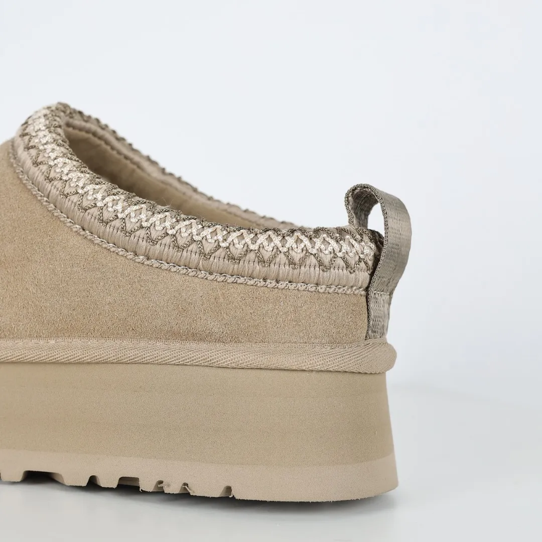 Pick up locally 💰540, the core recommendation is good price UGG Tazz series, rapeseed color half-flops, Xiaohongshu hot style, Henan Longfeng leather production, sheepskin and wool integration, top quality in the market, upper waterproof material, 2-3 cm cashmere insole, keeping warm in winter, suitable for home use. In the new year, uug has launched a style series, which is partially geared towards the preferences of young consumers. It has also been at the forefront of fashion trends. Shoe body material, water-repellent coated suede upper 17mm UGGPURE™ implanted wool insole Lightweight non-slip comfortable rubber outsole With brand LOGO Trademark Comes with full packaging Size: 35 36 37 38 39 40